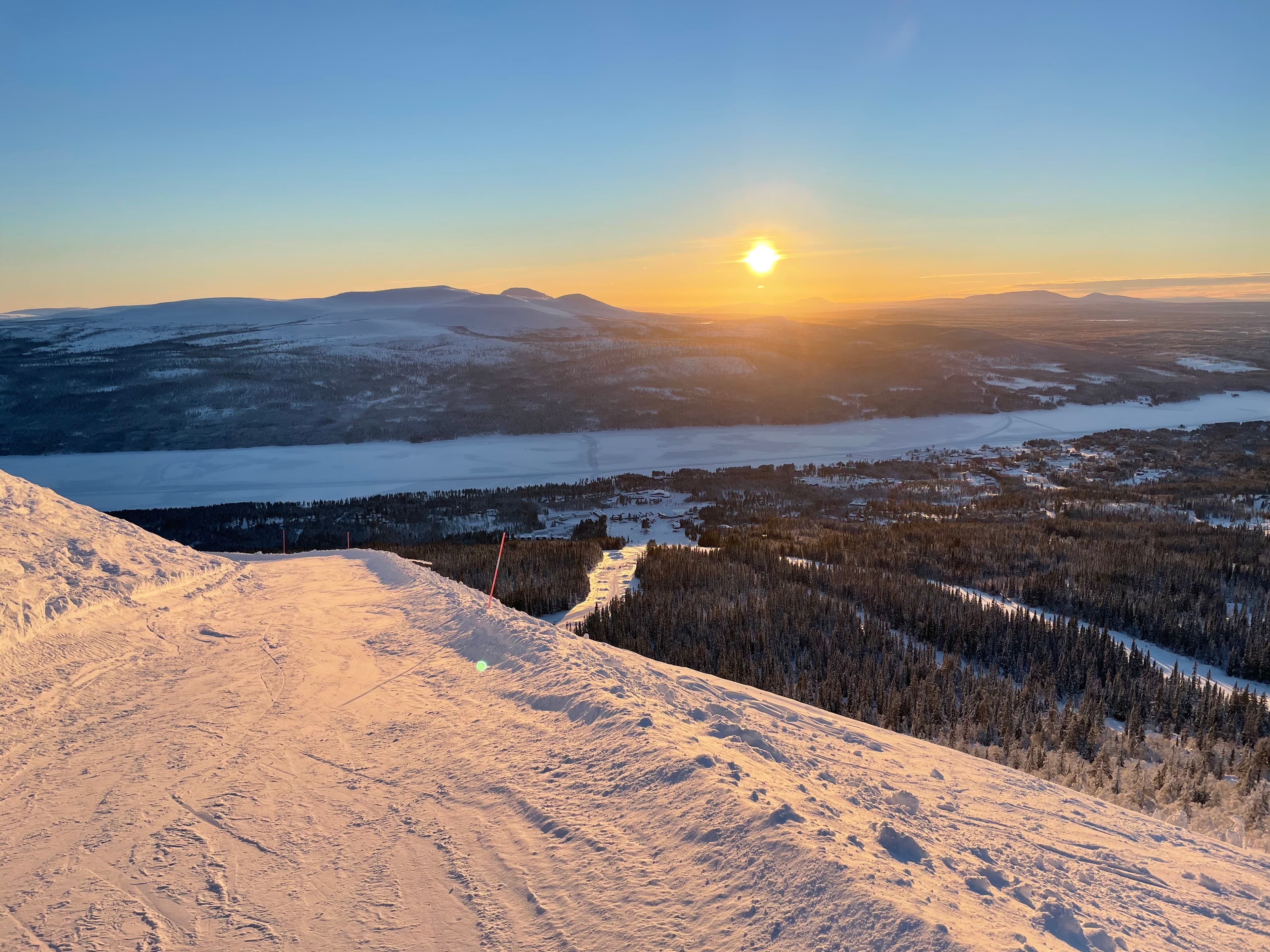 Skidåkning i solnedgång